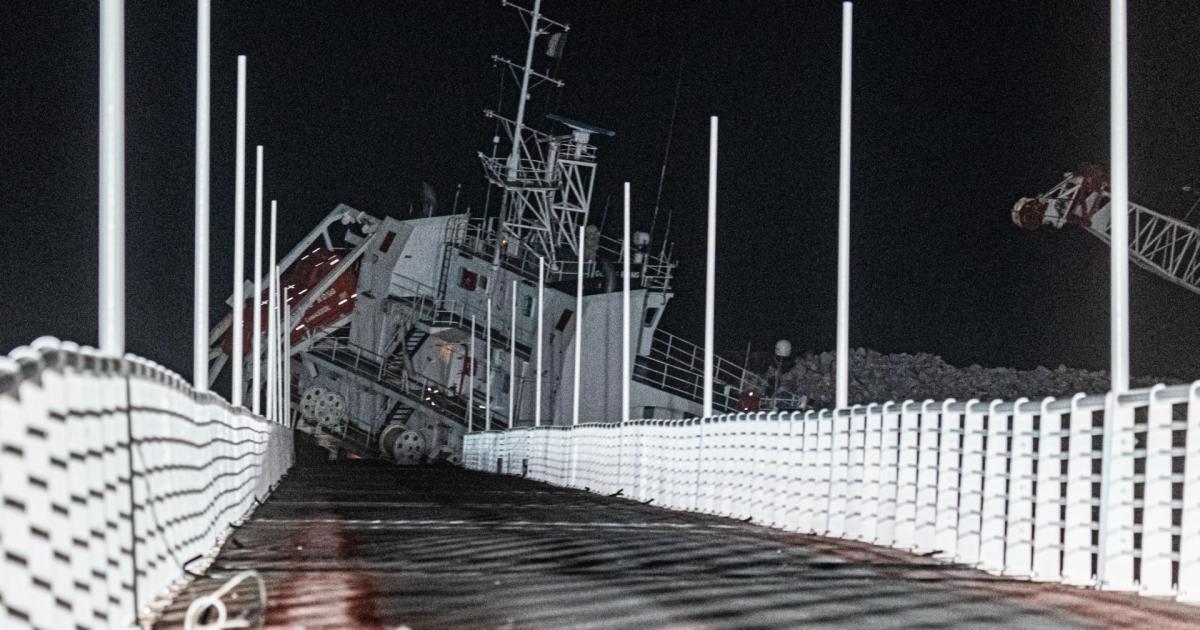 https://www.gazzettadiparma.it/resizer/1200/630/true/1738259641267.jpg--nave_incagliata__sindaco_massa___da_lunedi_operazioni_rimozione_.jpg