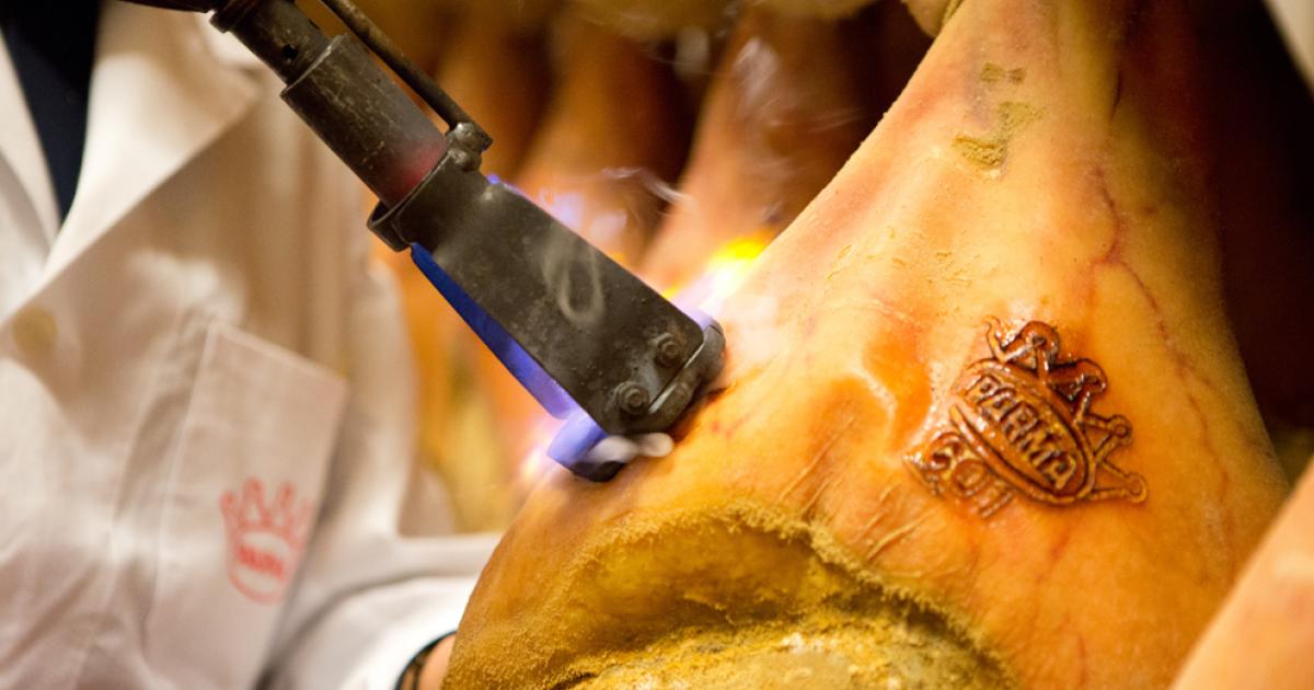 https://www.gazzettadiparma.it/resizer/1200/630/true/2022_10_13/marchiatura-1665683754902.jpg--consorzio_prosciutto_parma_vince_causa_su_usurpazione_dop.jpg?1665683754942