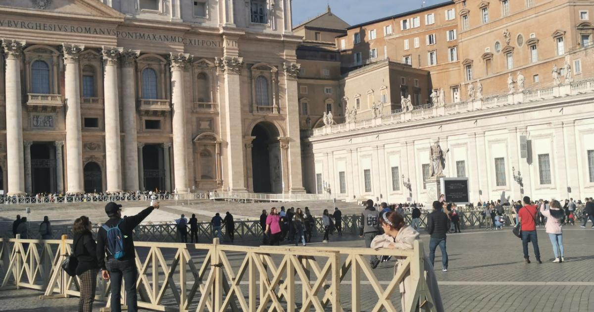 https://www.gazzettadiparma.it/resizer/1200/630/true/2022_12_31/piazza_roma_papa-1672484206681.jpg--vaticano__atti_osceni_in_basilica__uomo_si_denuda_e_urina_sull_altare.jpg?1672484206706