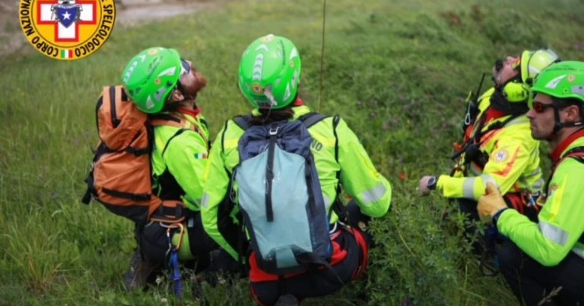 https://www.gazzettadiparma.it/resizer/1200/630/true/2024_05_25/soccorso_alpino_4-1716643850644.jpg--escursionisti_precipitano_da_un_sentiero_sul_monte_penna__uno_recuperato__l_altro_ancora_disperso.jpg?1716643850647