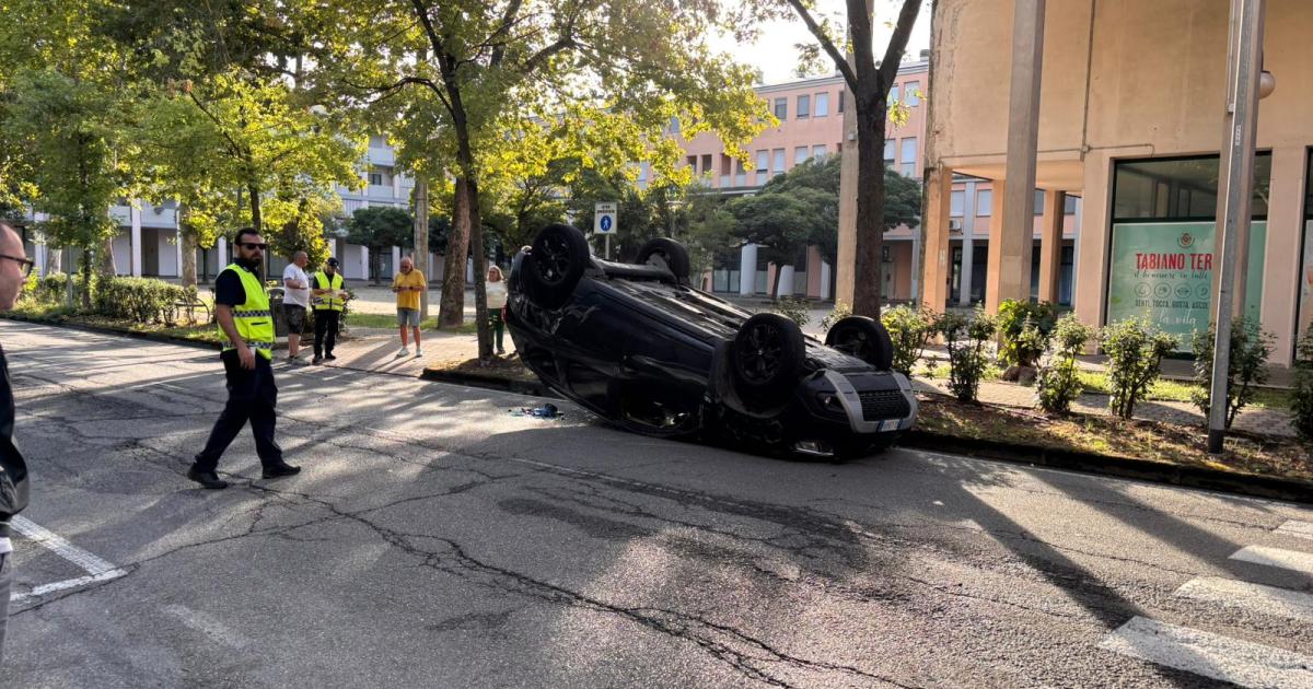 https://www.gazzettadiparma.it/resizer/1200/630/true/2025_09_03/PHOTO-2025-09-03-09-04-28_(1)-1756883917291.jpg--auto_ribaltata_alle_otto_questa_mattina_a_tabiano_in_viale_fidenza_un_utilitaria.jpg?1756883917535