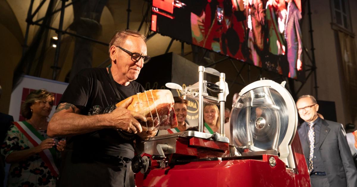 https://www.gazzettadiparma.it/resizer/1200/630/true/2025_09_05/_ELE8412-1757101653533.jpg--il_festival_del_prosciutto____e_servito__le_foto_della_serata_inaugurale.jpg?1757101654587
