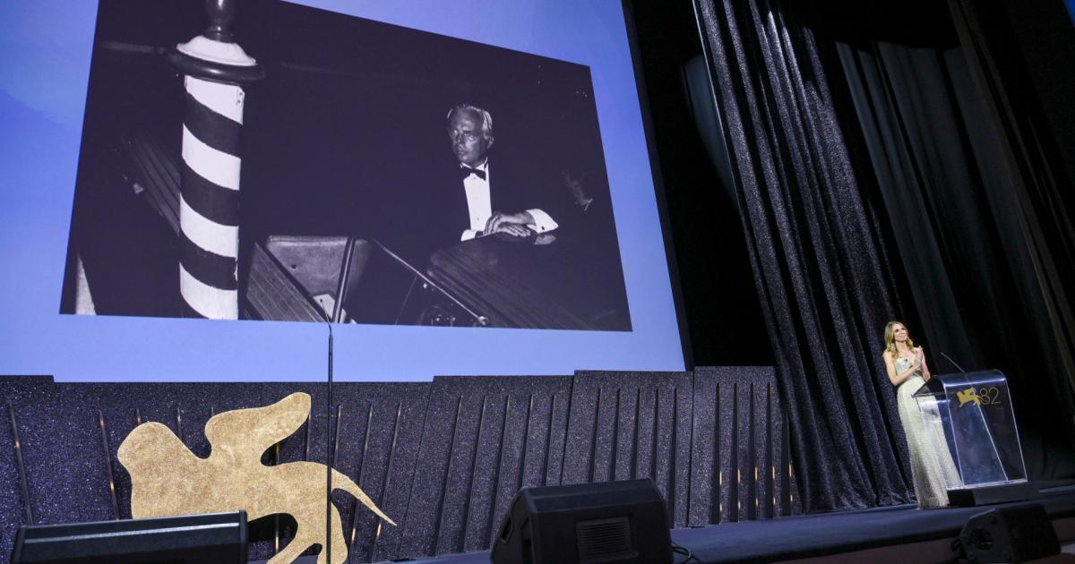https://www.gazzettadiparma.it/resizer/1200/630/true/2025_09_06/venice-1757183899599.jpg--il_gran_finale_a_festival_del_cinema_a_venezia__tutti_in_piedi_per_armani__porcaroli_e_covi_migliori_attori_.jpg?1757183900627