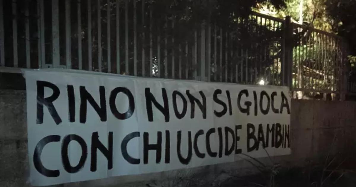 https://www.gazzettadiparma.it/resizer/1200/630/true/2025_09_08/gattuso_striscione-1757361325854.webp--striscione_sotto_casa_di_gattuso___rino_non_si_gioca_con_chi_uccide_bambini_.webp?1757361325871