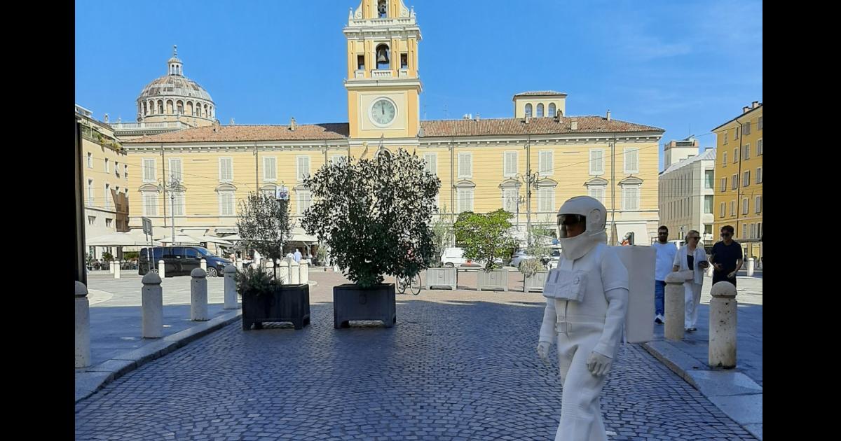 https://www.gazzettadiparma.it/resizer/1200/630/true/2025_09_16/thumbnail_Elisabetta_Consonni_20250916_115933-1758043921549_1758043972.jpg--un_astronauta_in_giro_per_la_citta.jpg?1758043972584