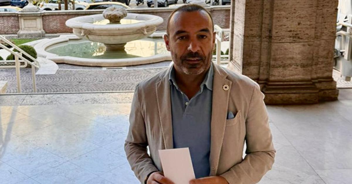https://www.gazzettadiparma.it/resizer/1200/630/true/2025_09_18/fadda-1758221456001.jpg--multe_ai_mezzi_pesanti__non_autorizzati__che_transitano_nei_centri_abitati__fadda_scrive__e_consegna_a_mano_a_roma__una_lettera_al_ministero_delle_intrastrutture_e_dei_trasporti.jpg?1758221456059