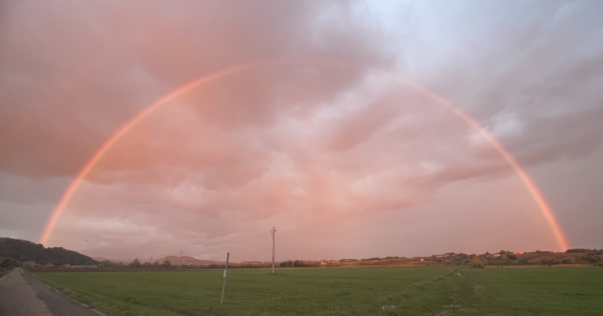 https://www.gazzettadiparma.it/resizer/1200/630/true/2025_09_27/arco-1758988529331.png--un_arcobaleno_colora_le_colline_di_salso___la_foto.png?1758988529563