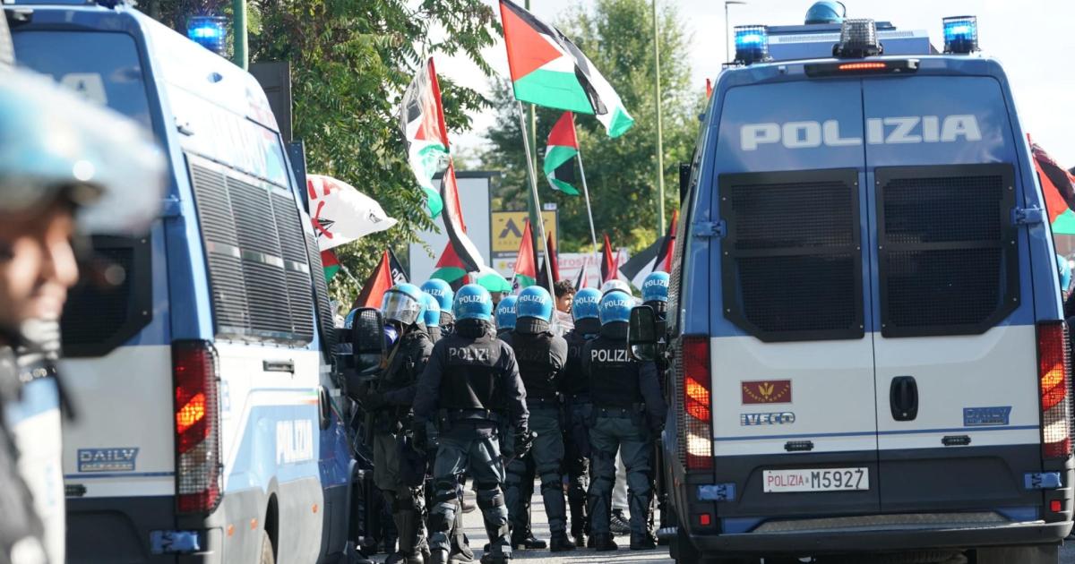 https://www.gazzettadiparma.it/resizer/1200/630/true/2025_09_27/propal-1758986316520.jpg--manifestanti_pro_pal_cercano_forzare_blocco__polizia_usa_idrante.jpg?1758986317229