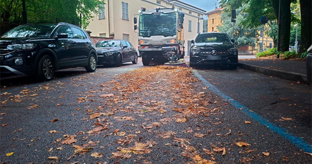 https://www.gazzettadiparma.it/resizer/1200/630/true/2025_10_03/spazzamento-1759478344694.jpg--raccolta_foglie_a_parma__15_squadre_di_spazzamento_di_cui_due_operative_di_notte__60_operatori_mobilitati.jpg?1759478344768