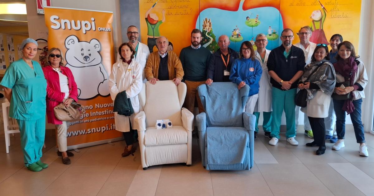 https://www.gazzettadiparma.it/resizer/1200/630/true/2025_10_04/1004_donazione_poltrone_Snupi-1759573601755.jpg--una_nuova_donazione_di_snupi_per_la_gastroenterologia_ed_endoscopia_pediatrica_dell_ospedale_dei_bambini_di_parma.jpg?1759573602482