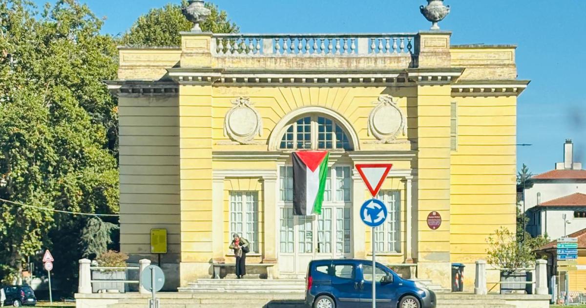 https://www.gazzettadiparma.it/resizer/1200/630/true/2025_10_06/0e74b02e-943a-4a80-955c-3ae14621244e-1759759169654.jpg--bandiera_palestinese_sul_petitot.jpg?1759759169881