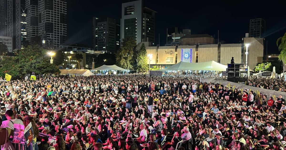 https://www.gazzettadiparma.it/resizer/1200/630/true/2025_10_07/tel_aviv-1759870053684.jpg--almeno_30mila_persone_in_piazza_a_tel_aviv_a_due_anni_dal_massacro_del_7_ottobre.jpg?1759870054060