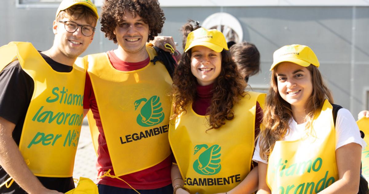 https://www.gazzettadiparma.it/resizer/1200/630/true/2025_10_08/1-1759932653308.jpg--giovani_studenti_in_azione_per_pulire_il_campus___le_foto.jpg?1759932653364