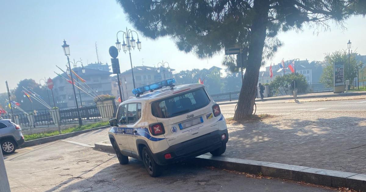 https://www.gazzettadiparma.it/resizer/1200/630/true/2025_10_10/Polizia-1760095539612.jpg--_via_pontremoli__l_auto_dei_vigili_arriva_in_contromano_e_parcheggia_sul_marciapiede____non_e_un_buon_esempio_per_i_cittadini_.jpg?1760095539869