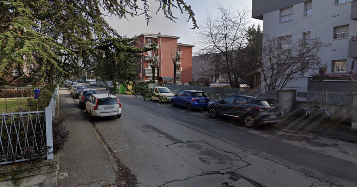 https://www.gazzettadiparma.it/resizer/1200/630/true/2025_10_10/montanara-1760080220341.png--_c_e_un_uomo_seminudo_in_mezzo_alla_via_.png?1760080220537