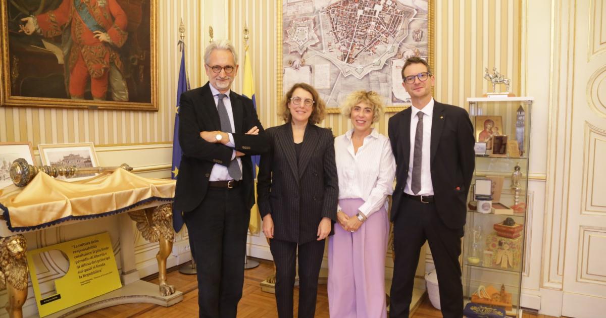 https://www.gazzettadiparma.it/resizer/1200/630/true/2025_10_10/thumbnail_Visita_Console_Generale_di_Francia_a_Milano-1760112915755.jpg--il_console_francese_in_visita_nella__piccola_parigi___visita_in_municipio.jpg?1760112915801