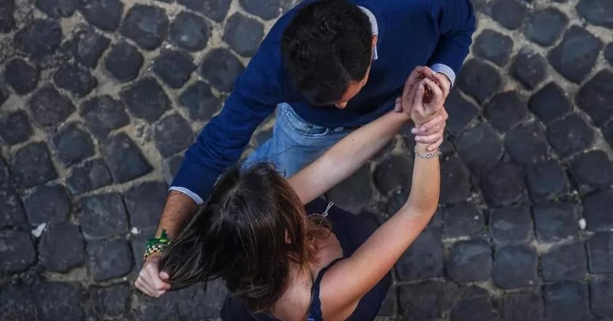 https://www.gazzettadiparma.it/resizer/1200/630/true/2025_10_10/violenza-1760085654280.jpg--_torna_o_mando_video_intimo_a_nostro_figlio___34enne_in_arresto.jpg?1760085654349