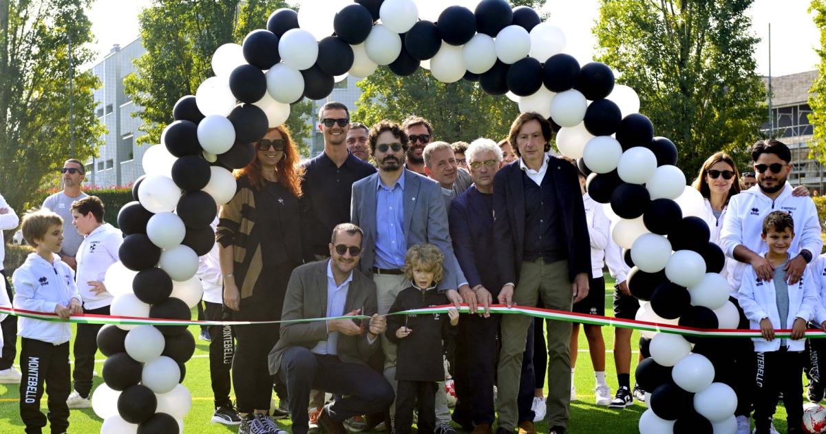 https://www.gazzettadiparma.it/resizer/1200/630/true/2025_10_11/003-min-1760190335323.jpg--inaugurazione_del_nuovo_campo_da_calcio_a_7_in_erba_sintetica_al_centro_sportivo__agostino_lodi_gianluca_signorini_.jpg?1760190336299