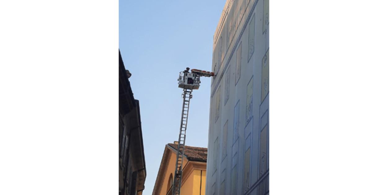 https://www.gazzettadiparma.it/resizer/1200/630/true/2025_10_11/wwww-1760169939444.jpg--operaio_caduto.jpg?1760169939505