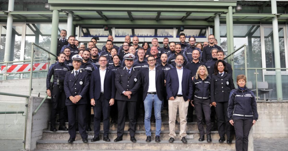 https://www.gazzettadiparma.it/resizer/1200/630/true/2025_10_13/thumbnail_IMG_7504-1760350432087.jpg--il_nuovo_comandante_della_polizia_locale_varno_maccari_prende_servizio_oggi.jpg?1760350432136