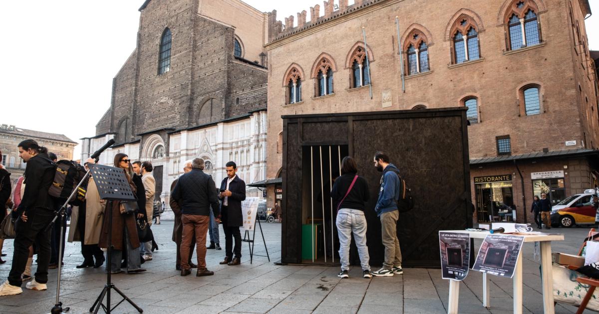 https://www.gazzettadiparma.it/resizer/1200/630/true/2025_10_18/cella_Bologna-1760798792306.jpg--cella_in_piazza_a_bologna_per_sensibilizzare_sul_problema_carceri___foto.jpg?1760798792899