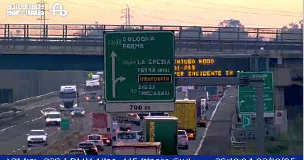 https://www.gazzettadiparma.it/resizer/1200/630/true/2025_10_20/autostrada-1760944398880.jpg--disagi_per_incidente_in_a1_al_bivio_con_l_a15.jpg?1760944398946