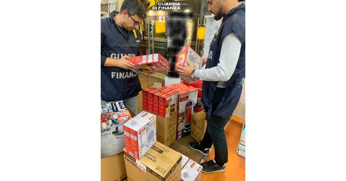 https://www.gazzettadiparma.it/resizer/1200/630/true/2025_10_21/finanza-1761035973124.jpg--guardia_di_finanza_parma__sequestrati_oltre_1_000_prodotti_non_sicuri_in_un_emporio_cinese_in_oltretorrente.jpg?1761035973642