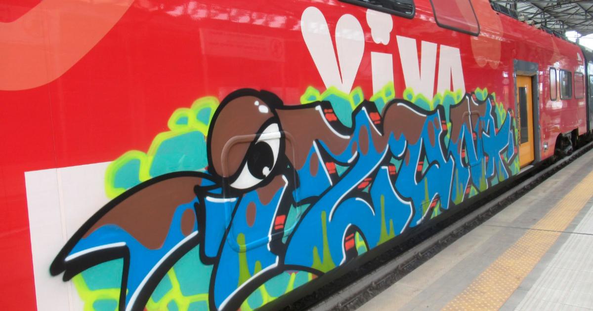 https://www.gazzettadiparma.it/resizer/1200/630/true/2025_10_21/graffiti_treni-1761030158565.jpg--e_i__graffitari__imbrattano_il_treno_promozionale_di_riccione.jpg?1761030158877