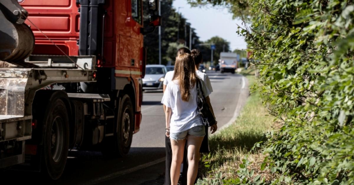https://www.gazzettadiparma.it/resizer/1200/630/true/gn4/47839/GN4_DAT_47839656.jpg--_manca_il_marciapiede__quando_prendiamo_l_autobus_le_macchine_ci_sfiorano_.jpg