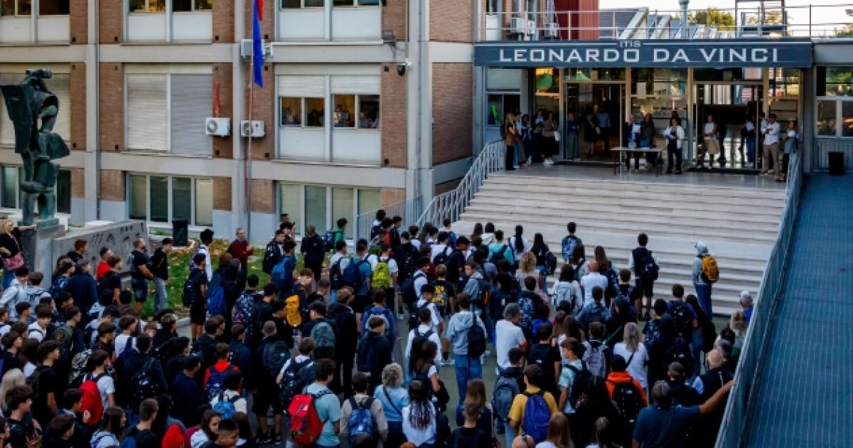 https://www.gazzettadiparma.it/resizer/1200/630/true/gn4/47946/GN4_DAT_47946152.jpg--gli_studenti_tornano_in_classe__tra_emozione_e_curiosita.jpg