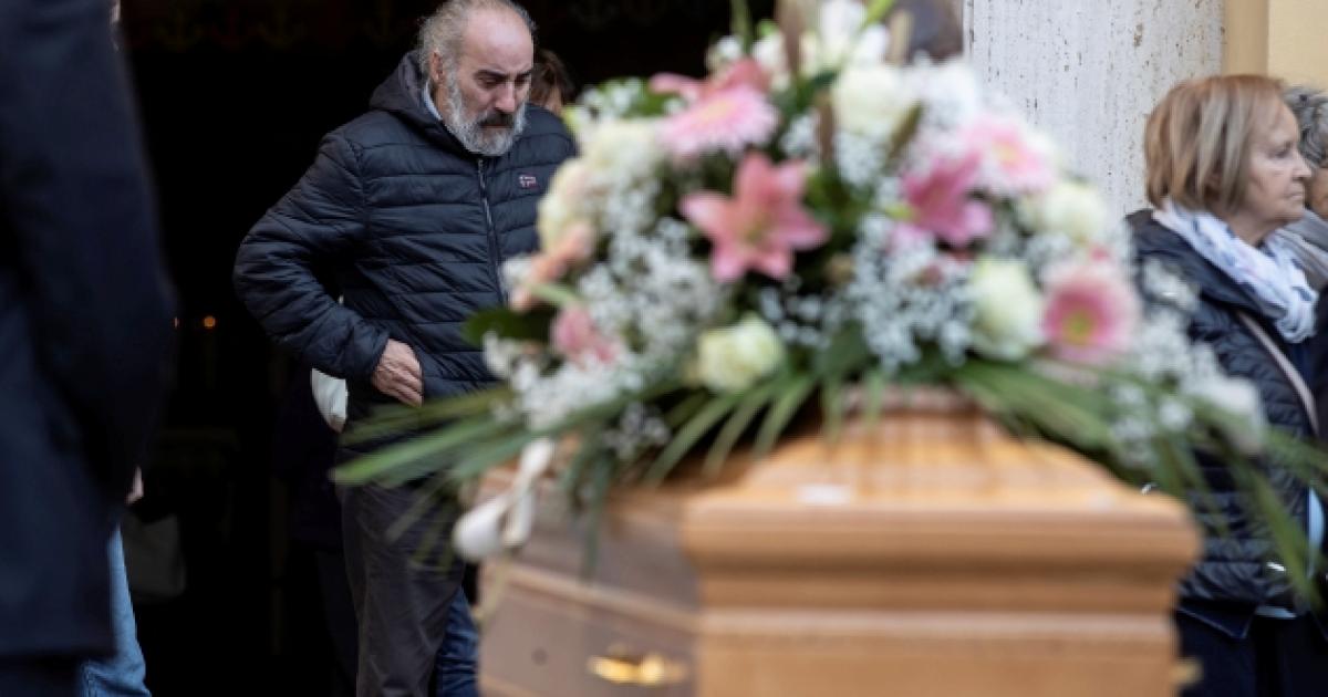 https://www.gazzettadiparma.it/resizer/1200/630/true/gn4/48350/GN4_DAT_48350794.jpg--i_parenti_e_il_compagno_ai_funerali_di_alessandra_ollari__sepolta_vicino_ai_genitori__il_parroco___alessandra_spazzata_via_dalla_violenza_.jpg