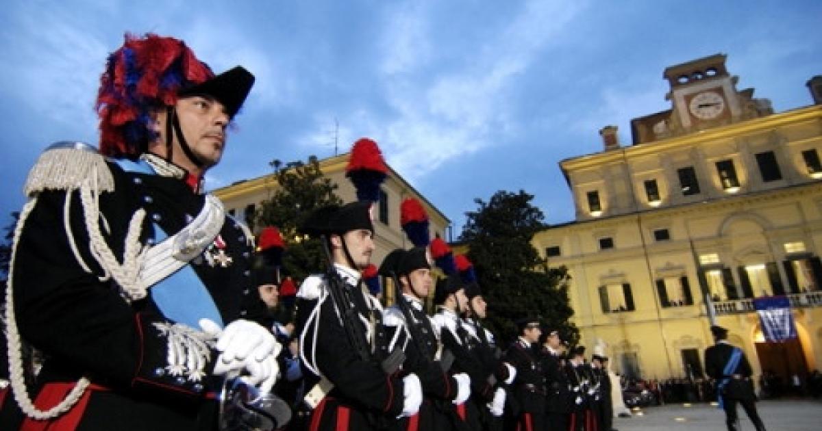 https://www.gazzettadiparma.it/resizer/1200/630/true/gn4/860/GN4_DAT_860006.jpg--quel_mazzo_di_rose_rosse_per_dire__grazie__all_arma.jpg