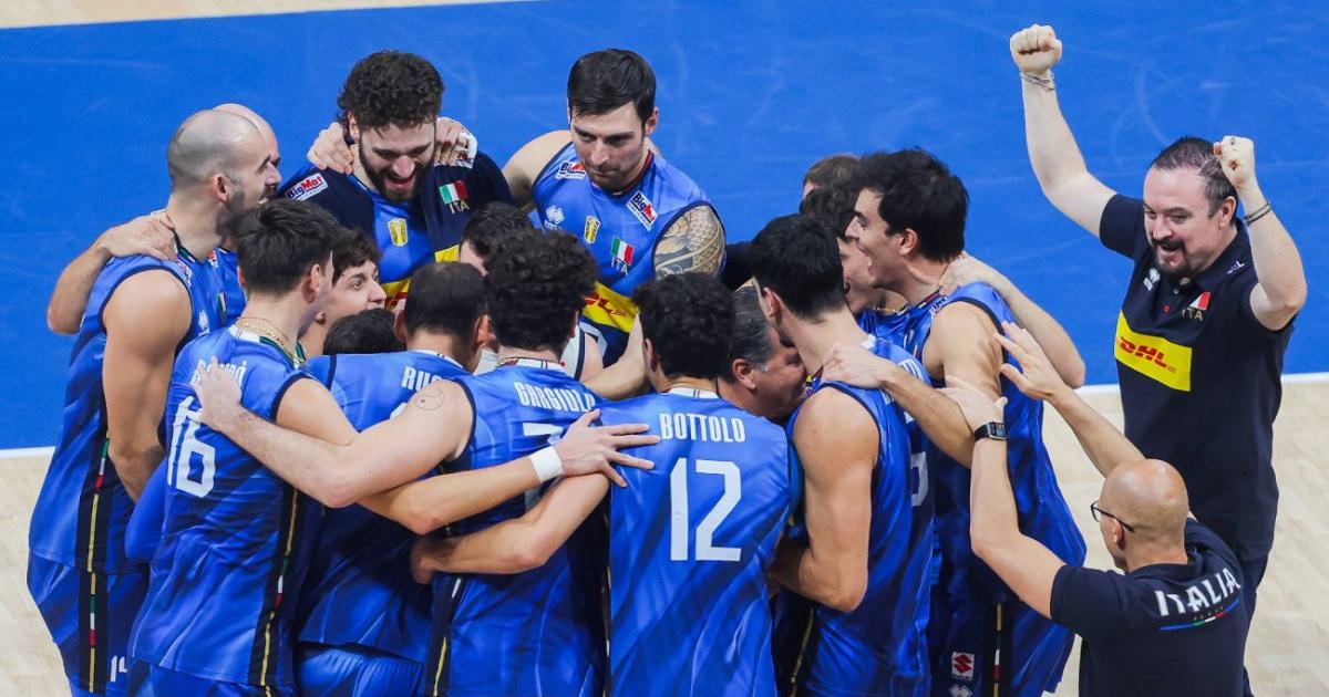 https://www.gazzettadiparma.it/resizer/1200/630/true/italpress/2025_09_28/1759063386647.jpg--l_italvolley_maschile_sul_tetto_del_mondo__battuta_3_1_la_bulgaria.jpg
