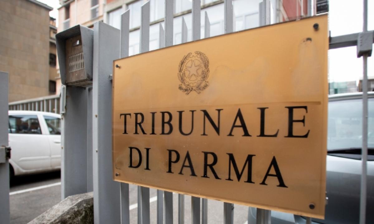 L'amante lo lascia, e lui invia le foto di lei senza veli al marito ...