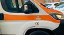 Cade cercando di raggiunge figlio solo in casa, grave una 32enne