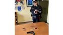 Di notte a bordo di un furgone rubato con coltelli, una pistola giocattolo modificata e senza patente: denunciato un 60enne