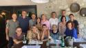 Foto di classe con la maestra dopo 50 anni