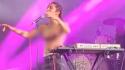 Palpeggiata durante un concerto: per protesta una cantante si esibisce in topless