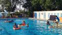 Gare in piscina per i bambini: trionfa l'allegria - Foto
