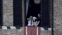 Madonna aspetta l'inizio del Palio da una finestra di Palazzo Pannocchieschi d'Elci