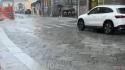 Maltempo, disagi in città: cade un palo della luce e una pianta finisce su un'auto