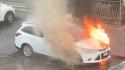 Collecchio, auto in fiamme: vigili del fuoco e polizia locale in azione