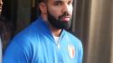 Drake per la prima volta in Italia: "Aspettavo da una vita". E sui social posta la foto con la maglia azzurra e Pino Daniele