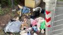 Bidet, divano e sedia con contorno di rifiuti: ecco la "cartolina" da via Leporati - Le foto