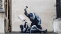 Murale di Banksy rimosso a Londra, scoppia la polemica sui social