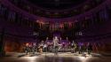 Be Candle in the Darkness: Roberto Bonati e la ParmaFrontiere Orchestra al Teatro Farnese. Dedicato a Gaza