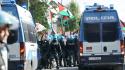 Manifestanti Pro Pal cercano forzare blocco, polizia usa idrante
