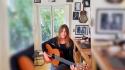Carla Bruni dedica 'Let it be' a Sarkozy e posta il video