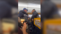 Passeggeri "indisciplinati" trascinati fuori dal volo Ryanair 