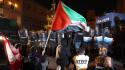 Manifestanti pro-Pal in corteo nonostante i divieti: scontri e idranti in piazza a Bologna